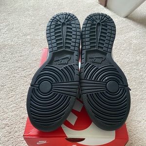 Nike black and white dunks low size 6Y Grade school